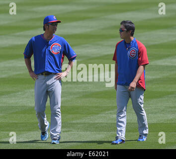 Denver, Colorado, États-Unis. 7e août, 2014. (L-R) Kyuji Fujikawa, Tsuyoshi Wada (oursons) MLB : Kyuji Fujikawa et Tsuyoshi Wada des Chicago Cubs parler au cours de la pratique avant le match contre la Ligue Majeure de Baseball Les Rockies du Colorado au Coors Field de Denver, Colorado, United States . © AFLO/Alamy Live News Banque D'Images