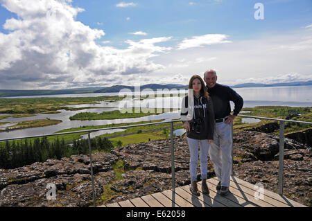 Pingvellir National Park est un sanctuaire de beauté naturelle et d'histoire qui comprend Pingvallavatn, le plus grand lac d'Islande Banque D'Images
