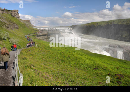 Les touristes bénéficiant d'une vue panoramique sur la cascade de Gullfoss sur la rivière Hvita au sud-ouest de l'Islande Banque D'Images