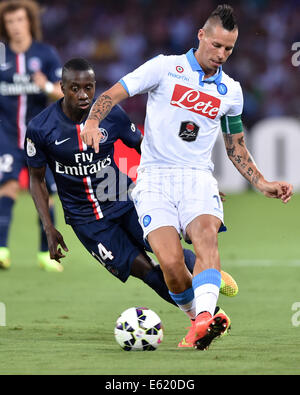 Napoli. 11e Août, 2014. Blaise Matuidi du Paris Saint-Germain (L) le dispute à la Marek Hamsik Naples pendant un match de football amical en Naples, Italie, Aug.11, 2014. Saint-Germain a gagné 2-1. Credit : Alberto Lingria/Xinhua/Alamy Live News Banque D'Images