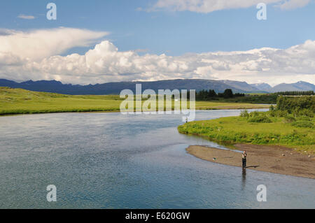 La pêche sur la Bruara River dans le sud de l'Islande entouré de paysages vierges Banque D'Images