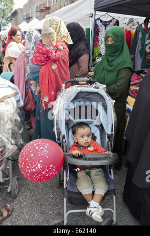 Les mères et les bébés à foire de rue à Brooklyn du Bangladesh à New York, 2014. Banque D'Images