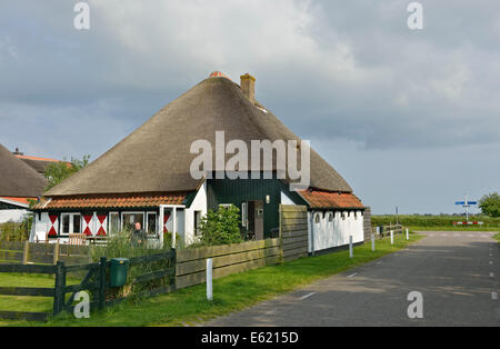 Maison au toit de chaume traditionnel, l'île de Texel, à l'ouest de l'archipel Frison, Pays-Bas Banque D'Images