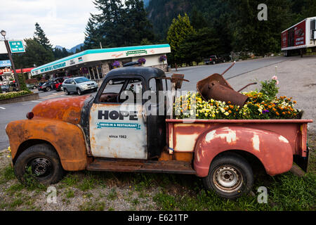 Une vieille camionnette utilisée pour annoncer un restaurant à Hope, Colombie-Britannique, Canada Banque D'Images