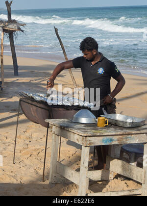L'homme poisson local des grillades sur barbecue dans une plage près de Tangalle, sur la côte sud du Sri Lanka, gravement touché par le tsunami de 2004 Banque D'Images
