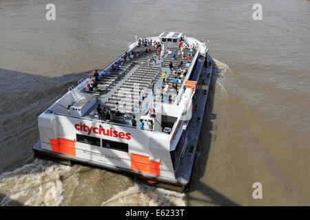 Citycruises bateau sur la Tamise passe sous Tower Bridge London, England UK Banque D'Images