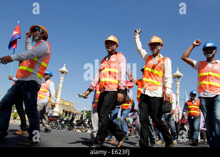 Phnom Penh, Cambodge. 12e Août, 2014. Les gens à travers des rues mars à Phnom Penh, Cambodge, 12 août 2014. Environ 200 militants des droits de l'Union européenne et ont défilé dans les rues ici mardi pour marquer le 15ème Journée internationale de la jeunesse, à l'encontre de la municipalité de Phnom Penh a interdiction de marcher. Credit : Sovannara/Xinhua/Alamy Live News Banque D'Images