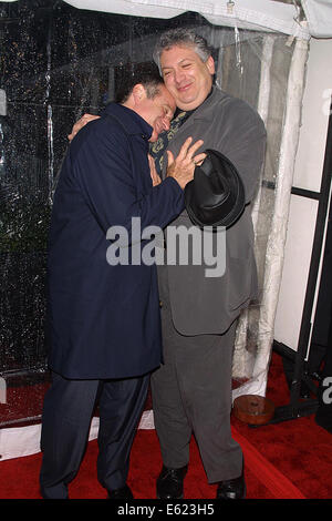 PIX FICHIER : New York, NY, USA. Mar 26, 2014. Robin Williams et Harcey Fierstein assister à la première de New York le nouveau film de Robin '"Mort à Smoochy'' tenue à la Ziegfield Theatre le 26 mars 2002 à New York. Robin Williams retrouvé mort 11e Août, 2014. Crédit : Marcel Thomas/ZUMA/Alamy Fil Live News Banque D'Images