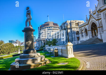 Édifices du Parlement Wellington la ruche et de l'ancien édifice du parlement de la Nouvelle-Zélande avec mât de la politique d'accueil Banque D'Images