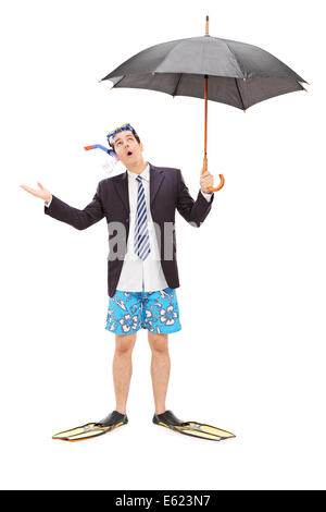 Portrait d'un homme d'affaires avec masque de plongée tenant un parapluie Banque D'Images