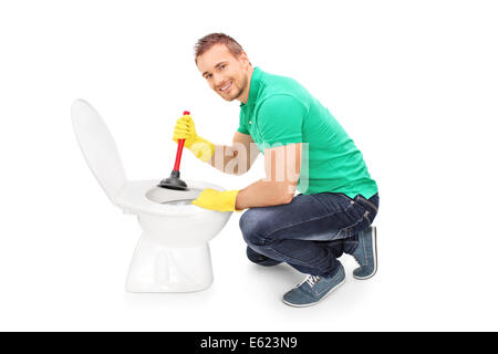 Femme utilise un piston pour déboucher une cuvette des toilettes dans une  salle de bains Photo Stock - Alamy