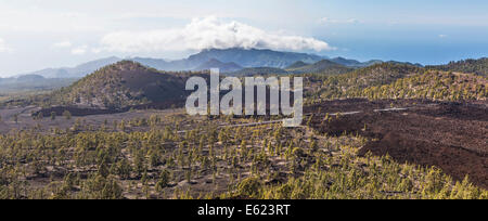 Vue panoramique sur le paysage volcanique, vue depuis le volcan de Samara, Las Canadas, Site du patrimoine mondial de l'UNESCO, le Parc National du Teide Banque D'Images