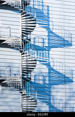 Bâtiment de l'usine, des installations industrielles, escalier en spirale, escalier extérieur, escaliers de secours, secours, Munich, Haute-Bavière Banque D'Images