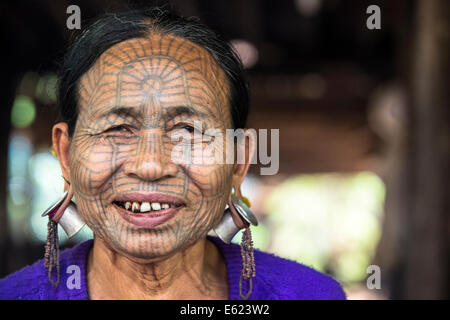 Femme avec un tatouage facial traditionnel et l'oreille bijoux, groupe ethnique du menton, minorité ethnique, portrait, l'État de Rakhine Banque D'Images