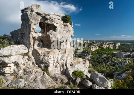 Rock formation dans le Parc naturel régional des Alpilles, Les Baux-de-Provence avec ruines de château à l'arrière Banque D'Images