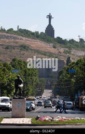 Mère Arménie statue au bout de l'avenue Mesrop Machtots, Yerevan, Arménie Banque D'Images