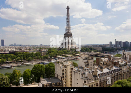 Tour Eiffel, la Seine, vue depuis la terrasse de l'hôtel Shangri-La, Paris, France Banque D'Images