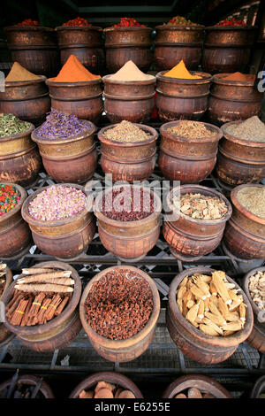 Herbes et épices marocaines en vente dans le souk de Marrakech dans des bols colorés. Banque D'Images