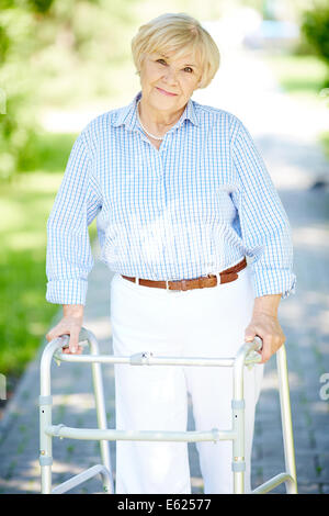 Portrait de senior patient marchant à l'extérieur Banque D'Images