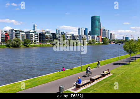 La rivière Main et, Tour Westhafen, Frankfurt am Main, Hesse, Germany, Europe. Banque D'Images