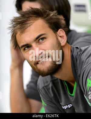 Wolfsburg, Allemagne. 10e Août, 2014. Wolfsburg's Bas Dost est représenté à travers le test match entre VfL Wolfsburg et l'Atletico Madrid chez Volkswagen Arena de Wolfsburg, Allemagne, 10 août 2014. Photo : Thomas Eisenhuth/dpa/Alamy Live News Banque D'Images