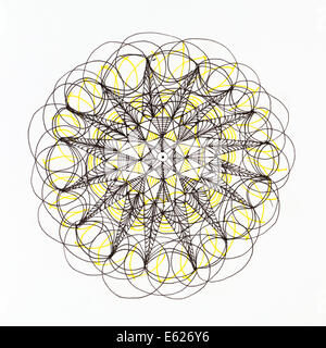 Mandala coloré dessiné à la main sur fond blanc Banque D'Images