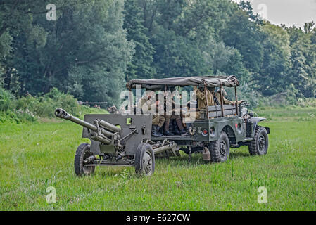 Soldats soviétiques transportant un canon pour la reconstitution de bataille pendant de la Seconde Guerre mondiale combat Banque D'Images