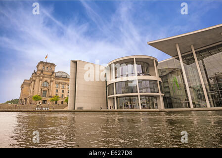 La Paul-Loebe-Haus, une partie de l'édifices gouvernementaux, et le bâtiment du parlement allemand (Reichstag) à Berlin Banque D'Images