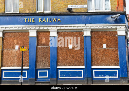 White Hart Lane, Tottenham, London, UK. 12 août 2014. La Railway Tavern Pub sur White Hart Lane est fermé et condamné, l'un des nombreux pubs fermés ou convertis dans la région. Crédit : Matthieu Chattle/Alamy Live News Banque D'Images