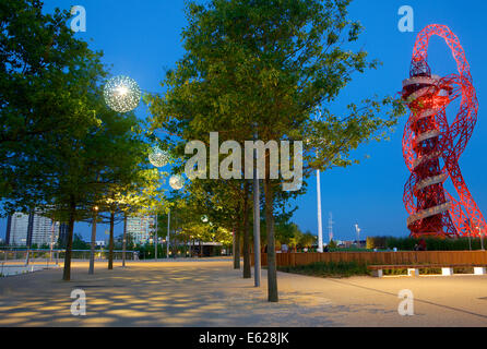 Tour de l'Orbite par Arcelor Mittal dans le Queen Elizabeth Olympic Park à Stratford dans la nuit Banque D'Images