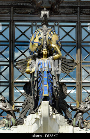 Londres, Angleterre, Royaume-Uni. Grand magasin Selfridges - La reine de temps (Gilbert Bayes, 1928) sur la façade Banque D'Images
