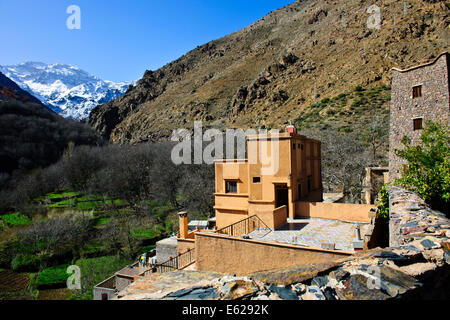 La Kasbah de Toubkal Toubkal, plus haut sommet d'Afrique du Nord 4167 mt,recouvert de neige, vallée d'Imlil,Hills,environs,Maroc Banque D'Images