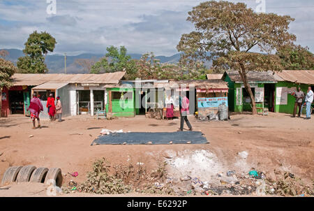 Des cabanes en tôle ondulée du tiers monde et des boutiques duka boucherie hôtel safari.com Namanga sur route Nairobi Kenya Afrique de l'Est Banque D'Images