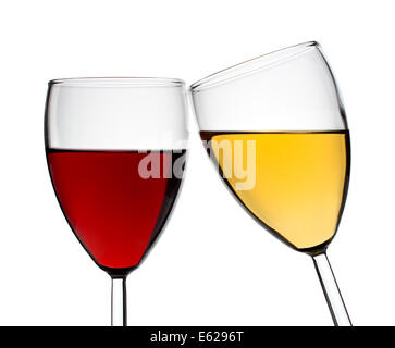 Deux verres à vin rouge et blanc sur un fond blanc, isolé Banque D'Images