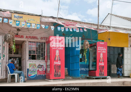 Coca Cola en vente à l'extérieur typique des boutiques de qualité ou dukas à Nairobi Kenya Afrique du Sud quartier C Banque D'Images