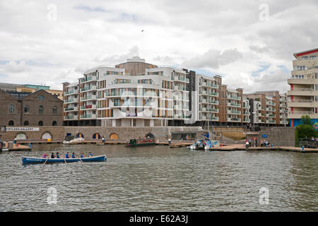 Un grand bateau à rames sur l'eau à Bristol UK Banque D'Images