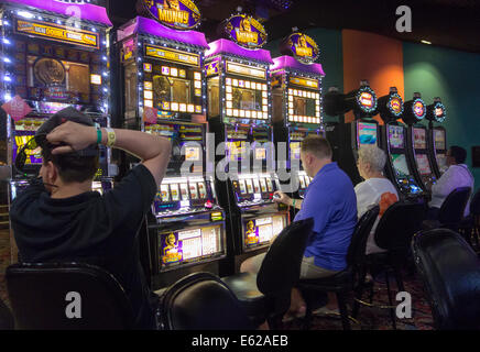 Personnes jouant un bandit armé machine à sous, casino, Wyndham et Melia Hotels, les Bahamas Banque D'Images
