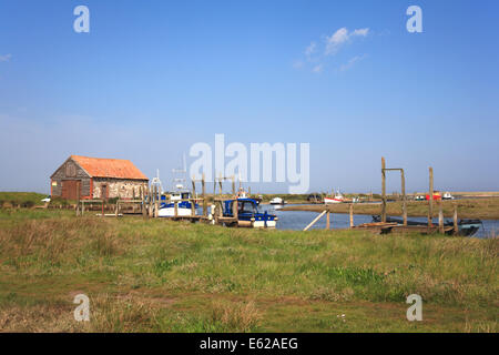 Une vue de l'ancienne grange du charbon et staithe à Thornham, North Norfolk, Angleterre, Royaume-Uni. Banque D'Images