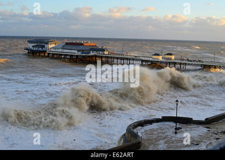 Les vagues de haute mer et de la jetée de Cromer d'arrimage Norfolk au cours de tempête Dec 2013 Banque D'Images