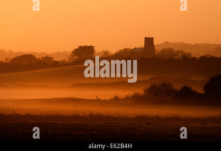 Marais Salthouse au lever du soleil au début du printemps, North Norfolk Banque D'Images