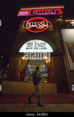 Los Angeles, Californie, USA. 12e Août, 2014. Un message s'affiche sur le rectangle de la Laugh Factory à West Hollywood rendant hommage à l'acteur Robin Williams le mardi 12 août 2014 à Los Angeles, Californie. Academy Award-winning acteur et comédien Robin Williams a été retrouvé mort dans son comté de Marin à la maison plus tôt lundi d'un suicide apparent. Il était de 63 ans. Ringo : crédit Chiu/ZUMA/Alamy Fil Live News Banque D'Images