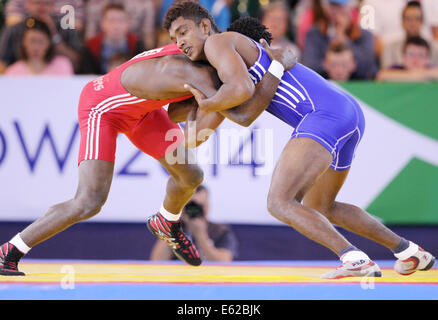 Abdulai Rogers de la Sierra Leone (rouge) v Chamara Perera de Sri Lanka (bleu) dans la mens Freestyle 65 kg Banque D'Images