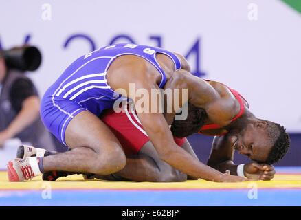 Abdulai Rogers de la Sierra Leone (rouge) v Chamara Perera de Sri Lanka (bleu) dans la mens Freestyle 65 kg Banque D'Images