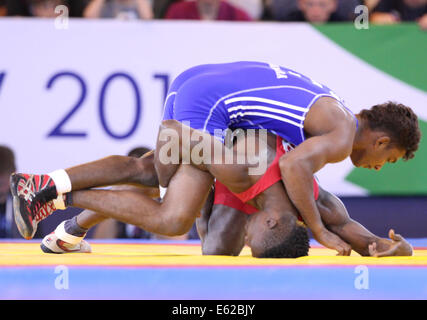 Abdulai Rogers de la Sierra Leone (rouge) v Chamara Perera de Sri Lanka (bleu) dans la mens Freestyle 65 kg Banque D'Images