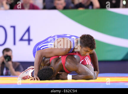 Abdulai Rogers de la Sierra Leone (rouge) v Chamara Perera de Sri Lanka (bleu) dans la mens Freestyle 65 kg Banque D'Images