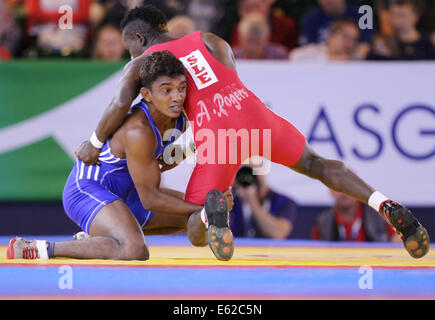 Abdulai Rogers de la Sierra Leone (rouge) v Chamara Perera de Sri Lanka (bleu) dans la mens Freestyle 65 kg Banque D'Images