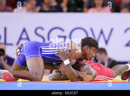 Abdulai Rogers de la Sierra Leone (rouge) v Chamara Perera de Sri Lanka (bleu) dans la mens Freestyle 65 kg Banque D'Images