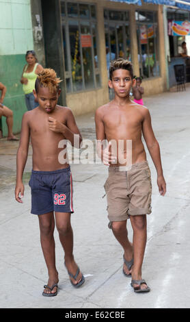 Les garçons dans la rue, La Vieille Havane, Cuba Banque D'Images