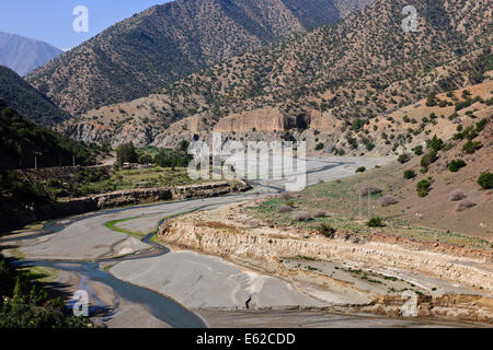 Vues d'mzouzite,ijoukak vallées,villages,barrages,homme,lacs,deep river rivière nfiss ravins,r203 south road,Maroc,taroudannt Banque D'Images