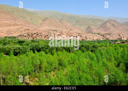 Vues d'mzouzite,ijoukak vallées,villages,barrages,homme,lacs,deep river rivière nfiss ravins,r203 south road,Maroc,taroudannt Banque D'Images